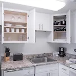 116 Fully Furnished 1Br Suite-Prime Location
